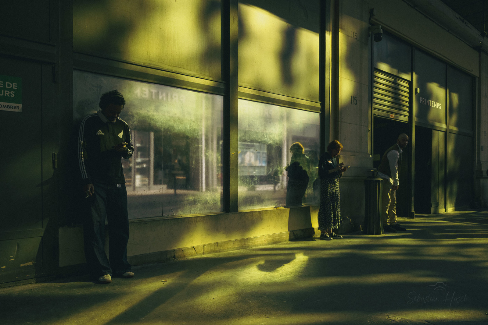 Des photographies en couleur, où les gens sont magnifiés par la lumière chaude du soleil