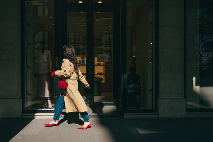Des photographies en couleur, où les gens sont magnifiés par la lumière chaude du soleil