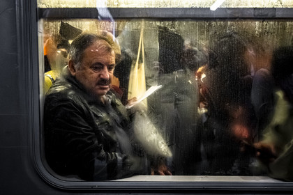 Des photographies en noir et blanc du métro, capturant quelques moments quotidiens des voyageurs et la beauté cachée de la vie urbaine.