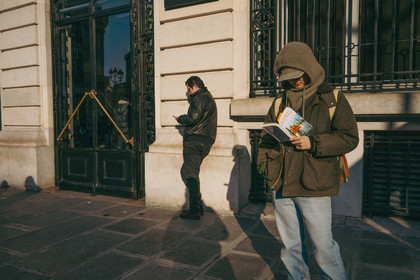 Des photographies en couleur, où les gens sont magnifiés par la lumière chaude du soleil