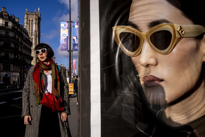 Des photographies en noir et blanc du métro, capturant quelques moments quotidiens des voyageurs et la beauté cachée de la vie urbaine.