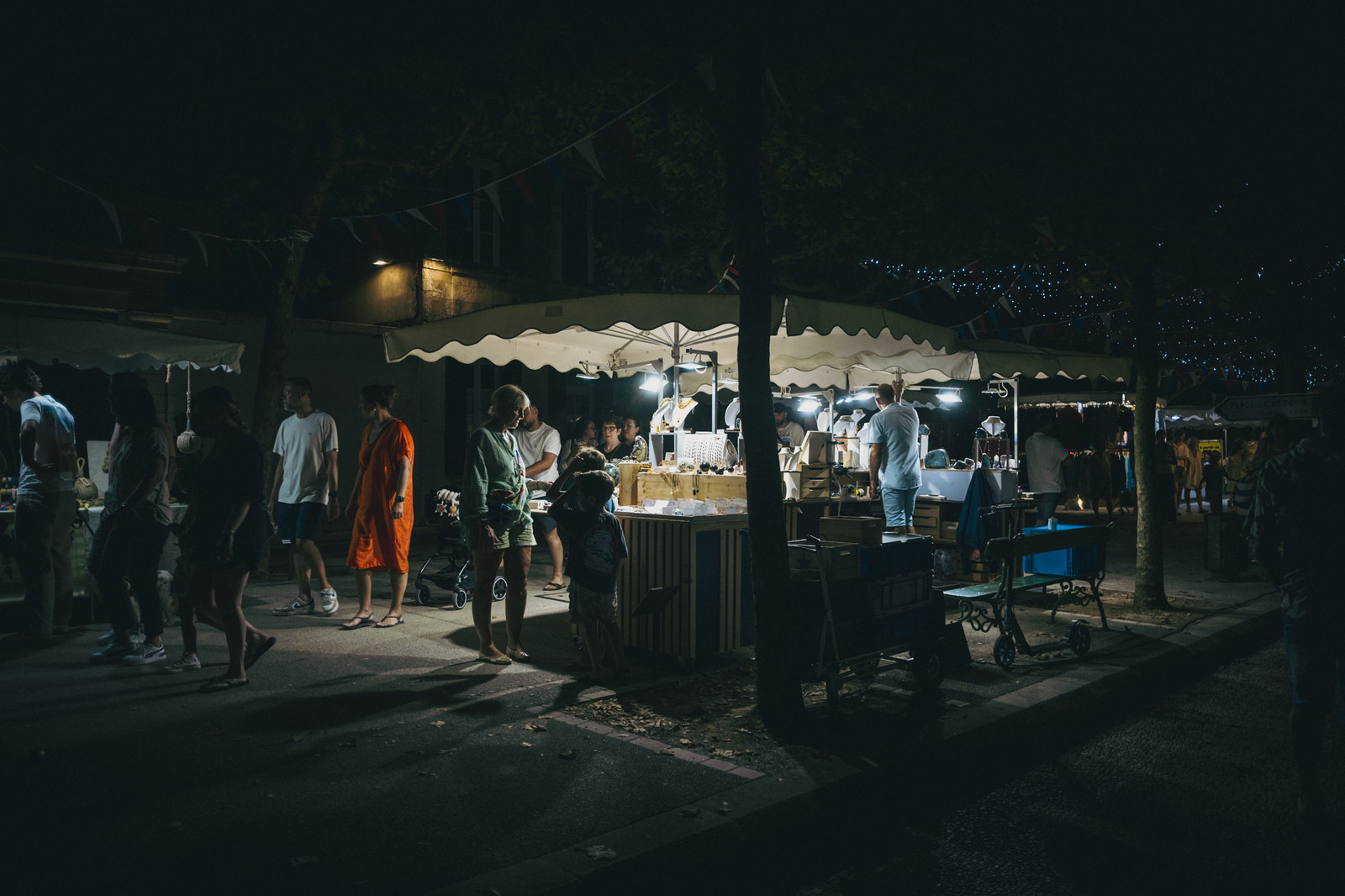 Des photographies de rue en couleur prises la nuit