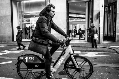 Des photographies en noir et blanc dans les rues parisiennes