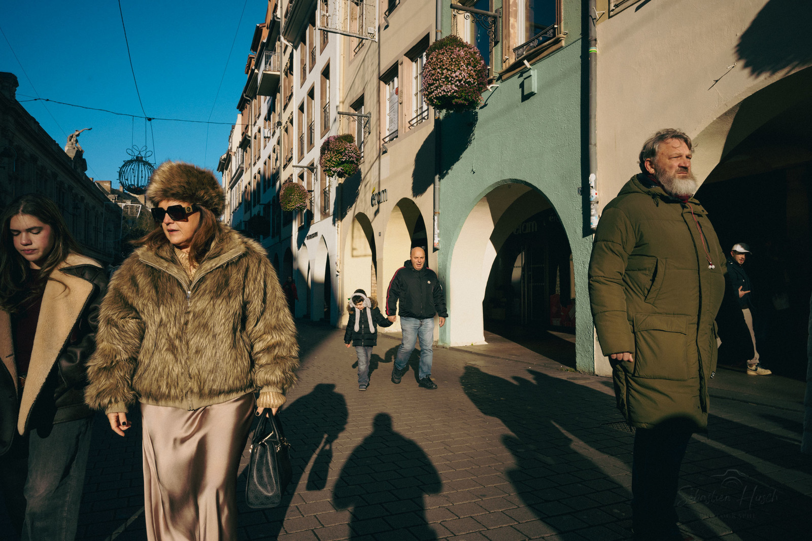 Des photographies en couleur, où les gens sont magnifiés par la lumière chaude du soleil