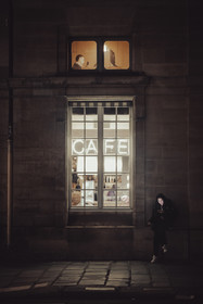 Des photographies de rue en couleur prises la nuit