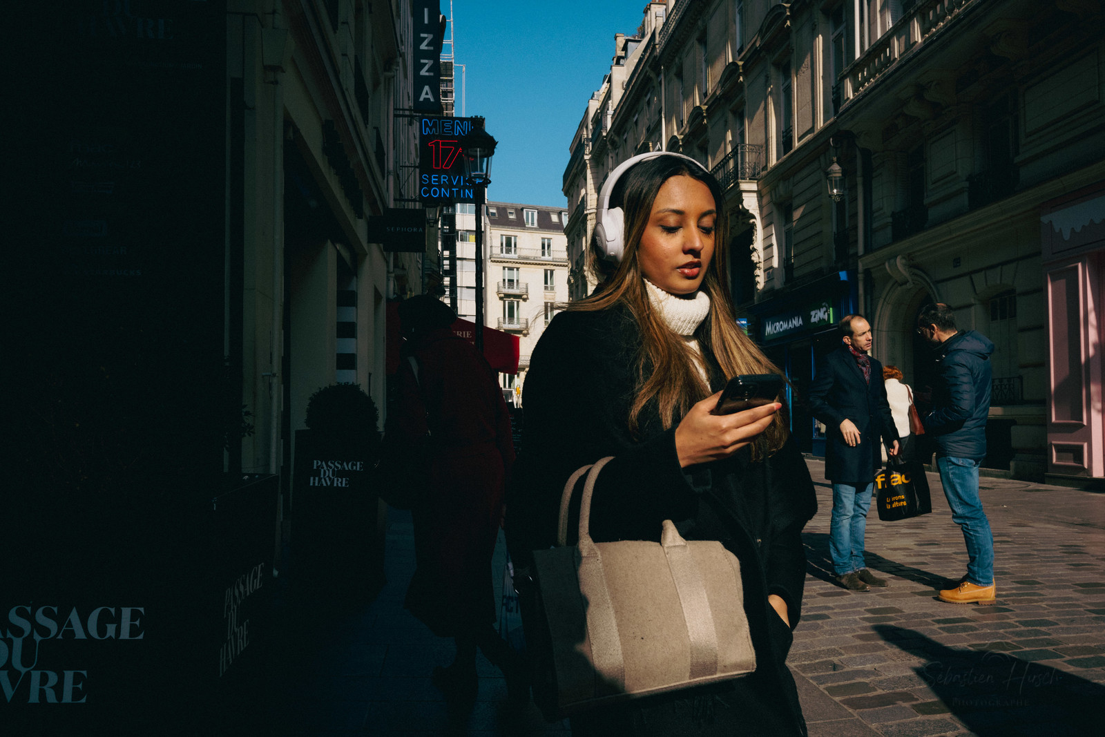 Des photographies en couleur, où les gens sont magnifiés par la lumière chaude du soleil