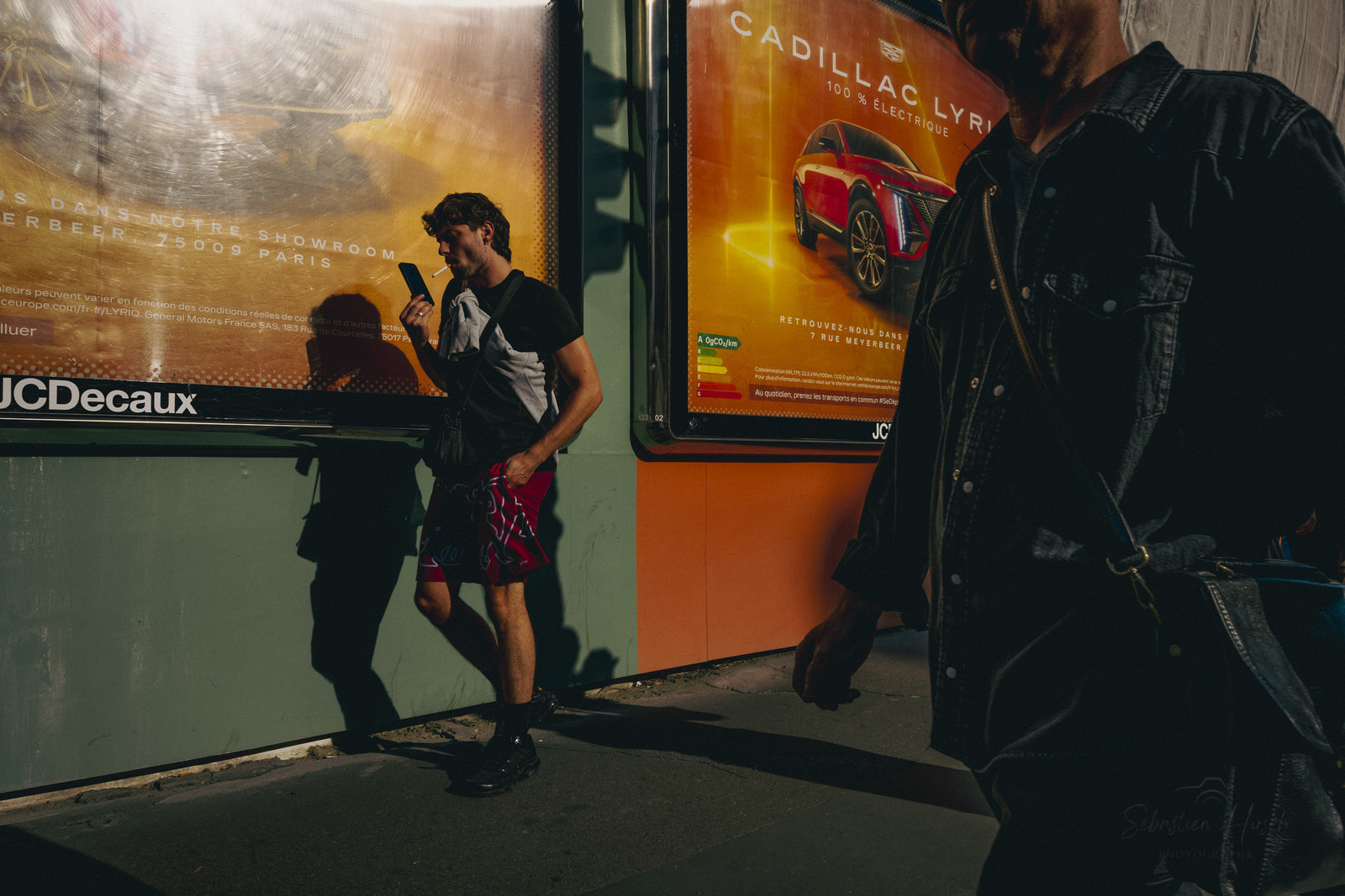 Des photographies en noir et blanc du métro, capturant quelques moments quotidiens des voyageurs et la beauté cachée de la vie urbaine.
