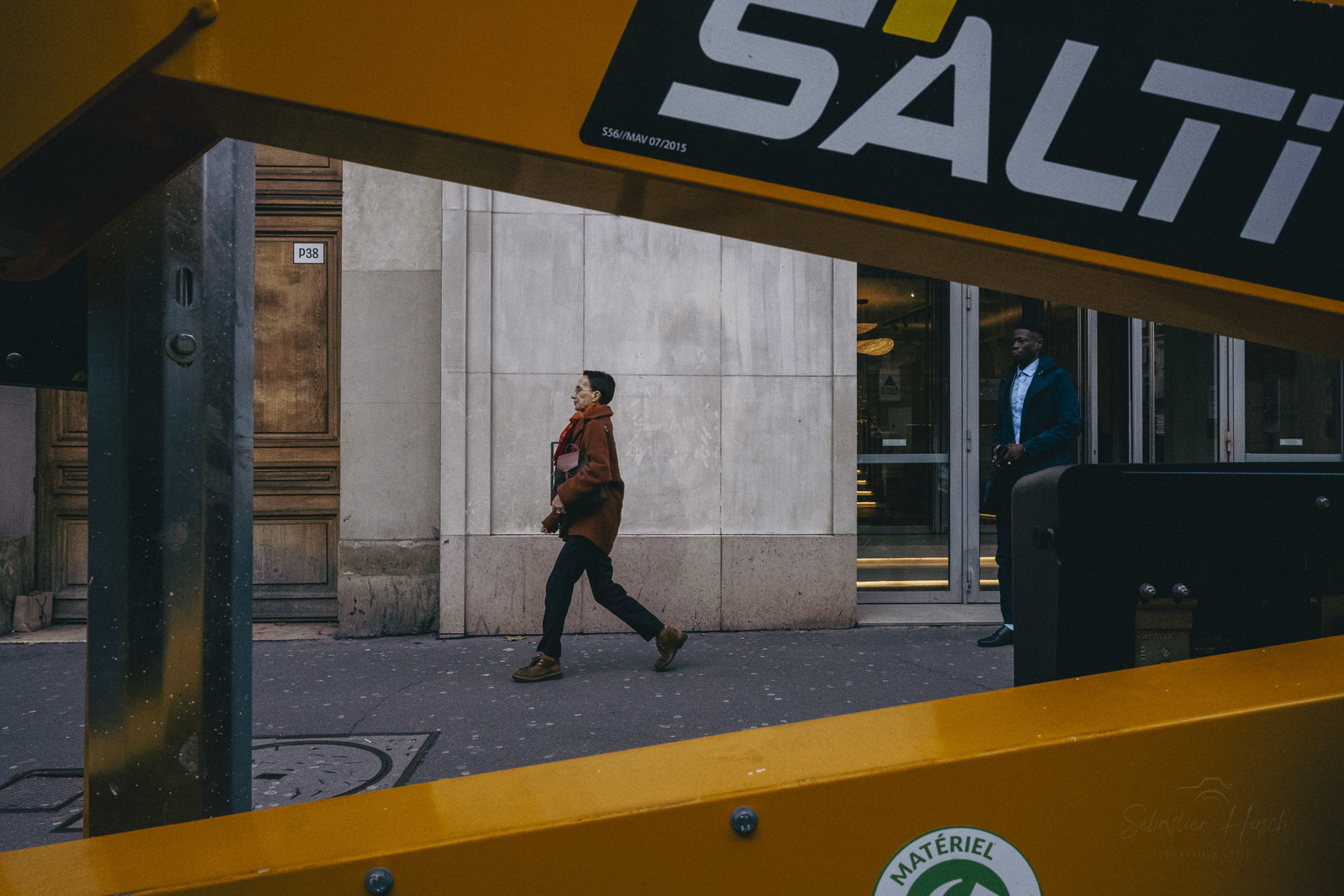 Des photographies en couleur,