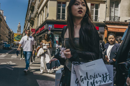 Des photographies en noir et blanc du métro, capturant quelques moments quotidiens des voyageurs et la beauté cachée de la vie urbaine.