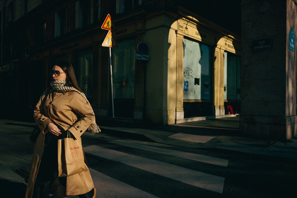 Des photographies en couleur, où les gens sont magnifiés par la lumière chaude du soleil