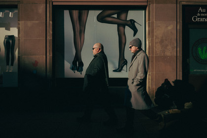 Des photographies en couleur, où les gens sont magnifiés par la lumière chaude du soleil