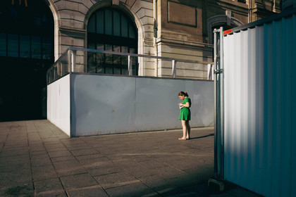 Des photographies en couleur, où les gens sont magnifiés par la lumière chaude du soleil