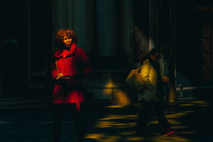 Des photographies en couleur, où les gens sont magnifiés par la lumière chaude du soleil