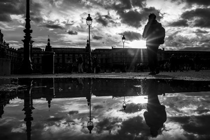 Des photographies en noir et blanc dans les rues parisiennes