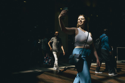 Des photographies en couleur, où les gens sont magnifiés par la lumière chaude du soleil