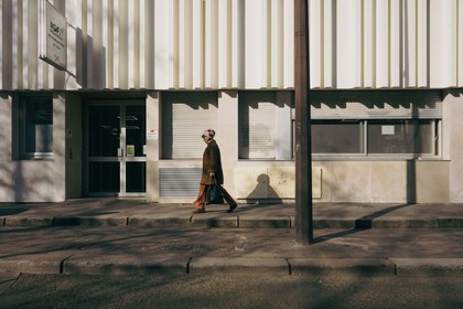 Des photographies en couleur, où les gens sont magnifiés par la lumière chaude du soleil