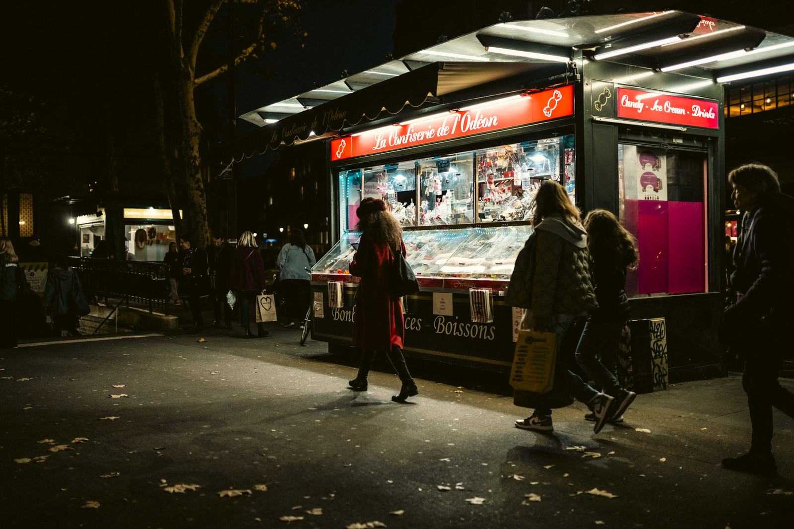 Des photographies de rue en couleur prises la nuit