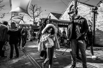 Des photographies en couleur, où les gens sont magnifiés par la lumière chaude du soleil