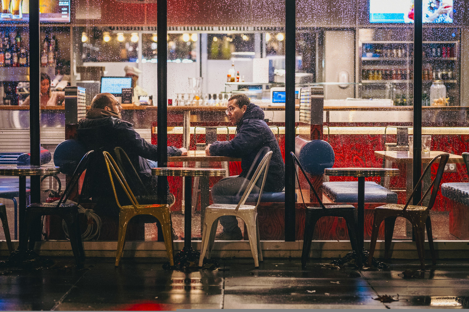 Des photographies de rue en couleur prises la nuit