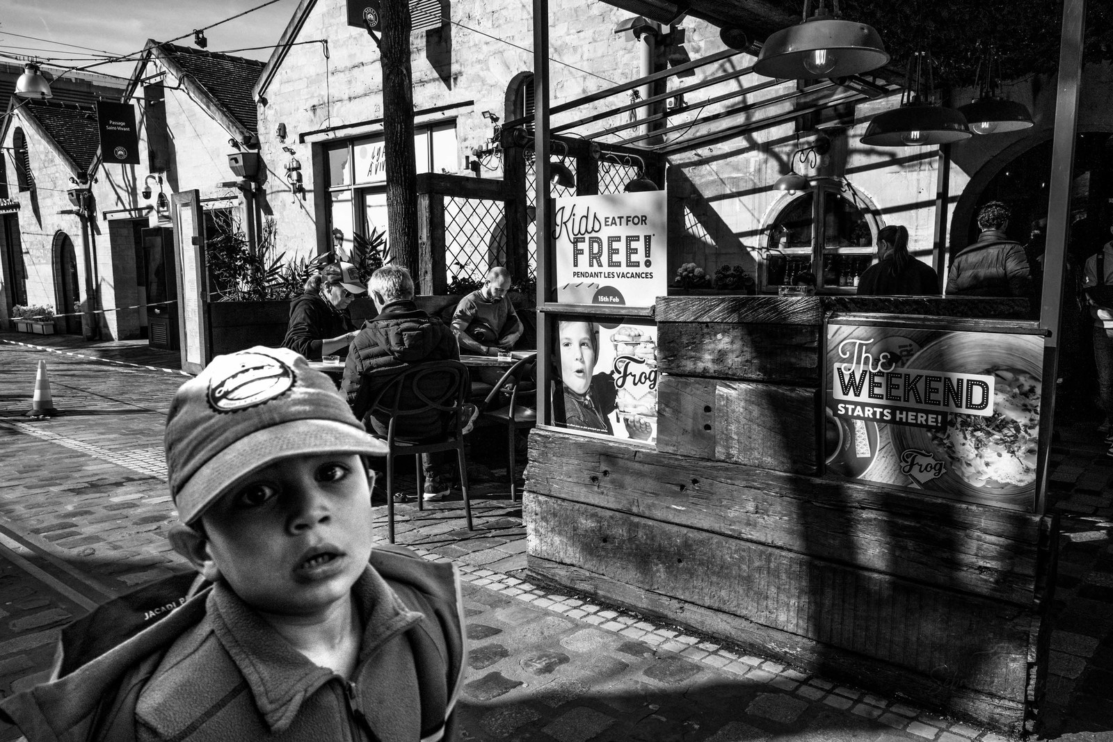 Des photographies en couleur, où les gens sont magnifiés par la lumière chaude du soleil