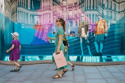 Des photographies en couleur, où les gens sont magnifiés par la lumière chaude du soleil