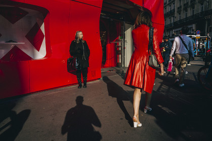 Des photographies en noir et blanc du métro, capturant quelques moments quotidiens des voyageurs et la beauté cachée de la vie urbaine.
