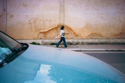 Des photographies en couleur, où les gens sont magnifiés par la lumière chaude du soleil