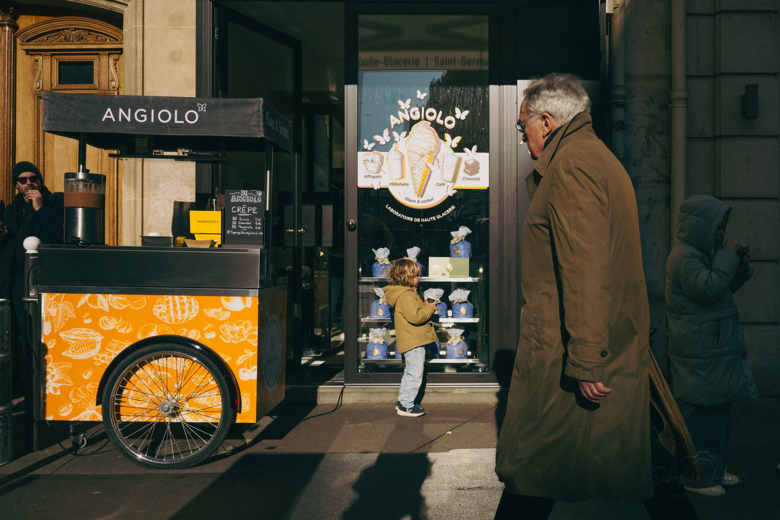 Des photographies en couleur, où les gens sont magnifiés par la lumière chaude du soleil
