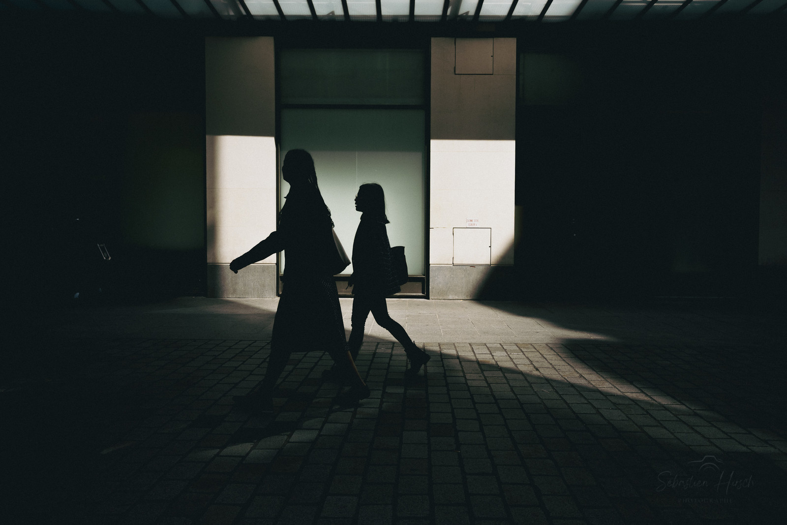 Des photographies en couleur, où les gens sont magnifiés par la lumière chaude du soleil