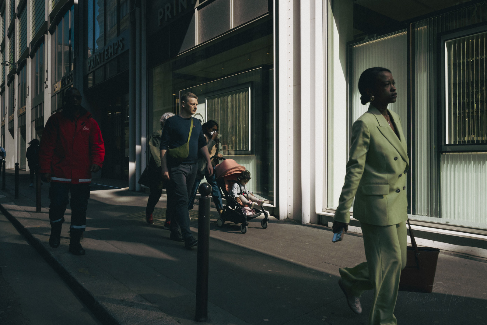 Des photographies en couleur, où les gens sont magnifiés par la lumière chaude du soleil