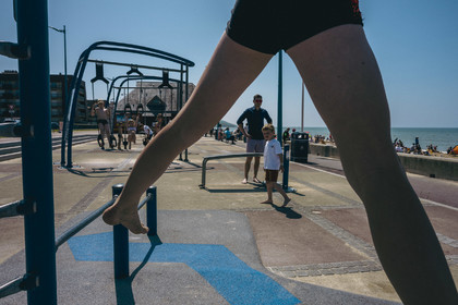 Des photographies en couleur, où les gens sont magnifiés par la lumière chaude du soleil