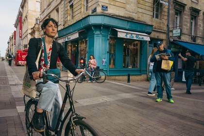 Des photographies en couleur, où les gens sont magnifiés par la lumière chaude du soleil