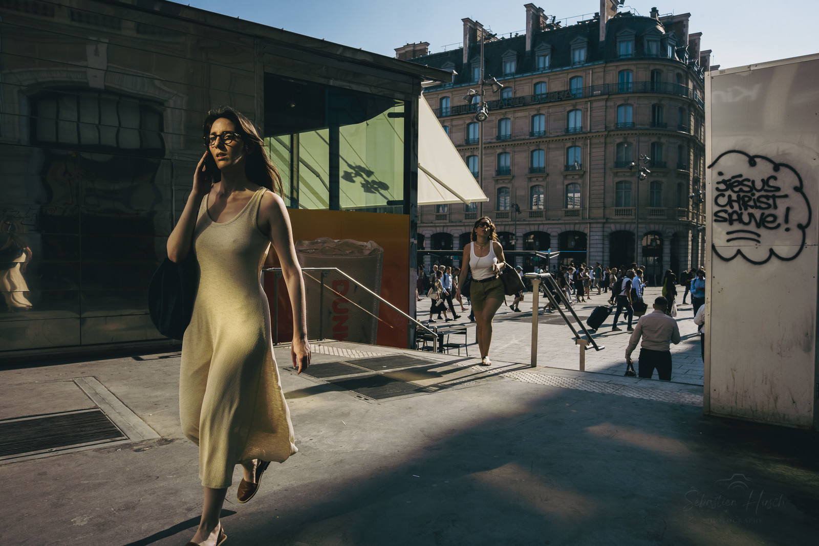 Des photographies en couleur, où les gens sont magnifiés par la lumière chaude du soleil