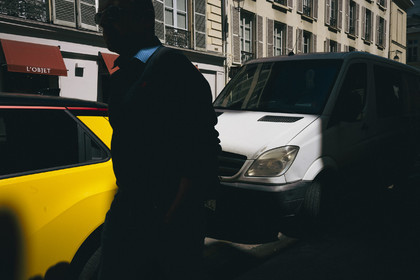 Des photographies en couleur, où les gens sont magnifiés par la lumière chaude du soleil