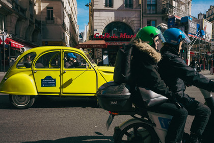 Des photographies en couleur, où les gens sont magnifiés par la lumière chaude du soleil