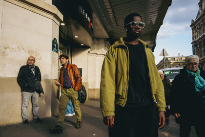 Des photographies couleur capturant des instants de vie dans la rue