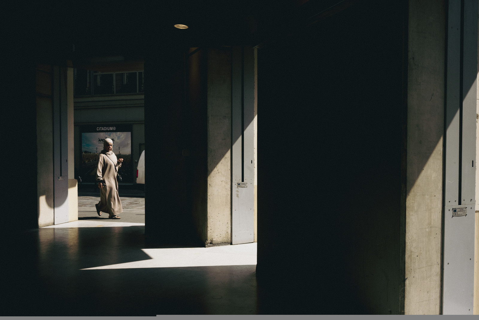 Des photographies en couleur, où les gens sont magnifiés par la lumière chaude du soleil