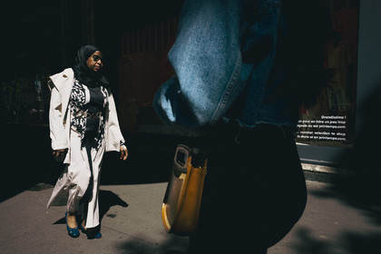 Des photographies en couleur, où les gens sont magnifiés par la lumière chaude du soleil