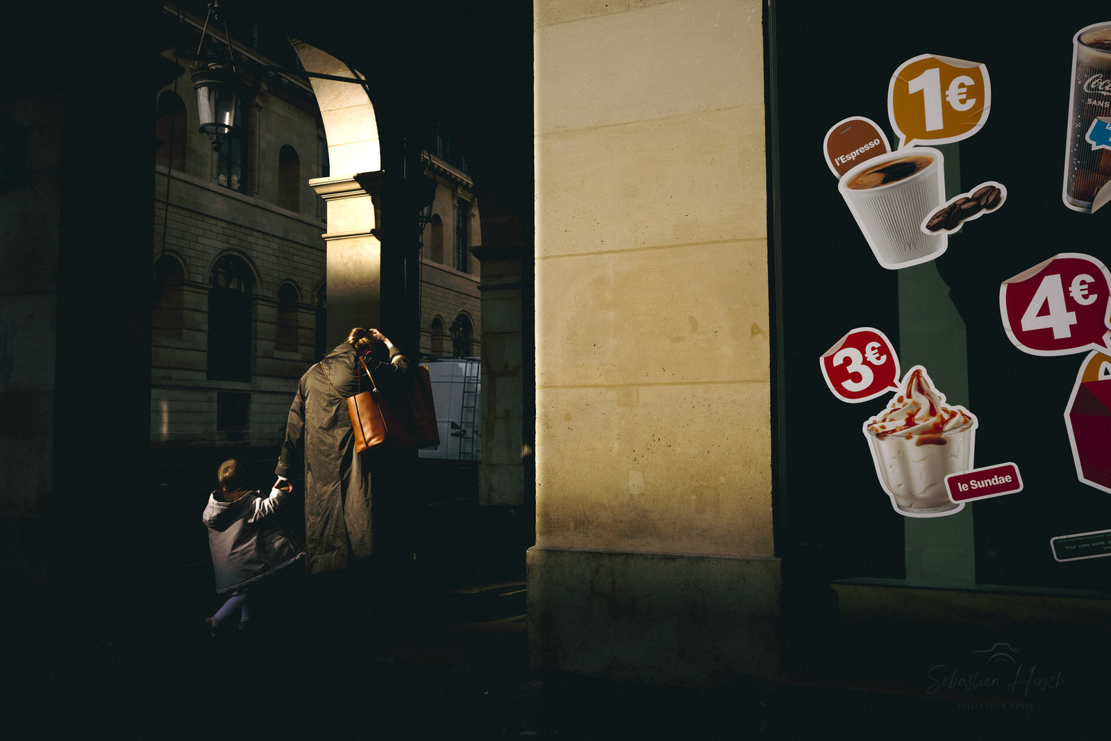 Des photographies en noir et blanc du métro, capturant quelques moments quotidiens des voyageurs et la beauté cachée de la vie urbaine.