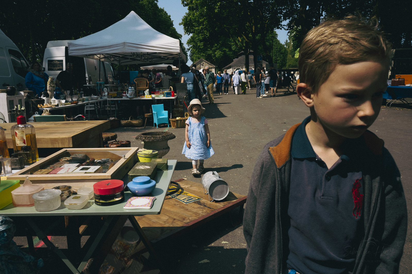 Des photographies en couleur, où les gens sont magnifiés par la lumière chaude du soleil