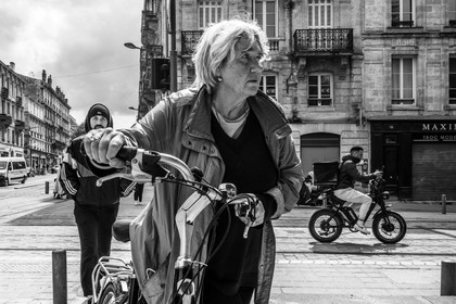 Des photographies en couleur, où les gens sont magnifiés par la lumière chaude du soleil