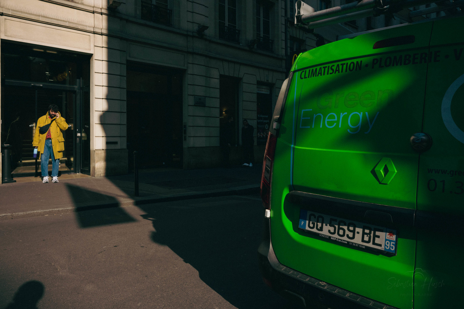 Des photographies en couleur, où les gens sont magnifiés par la lumière chaude du soleil