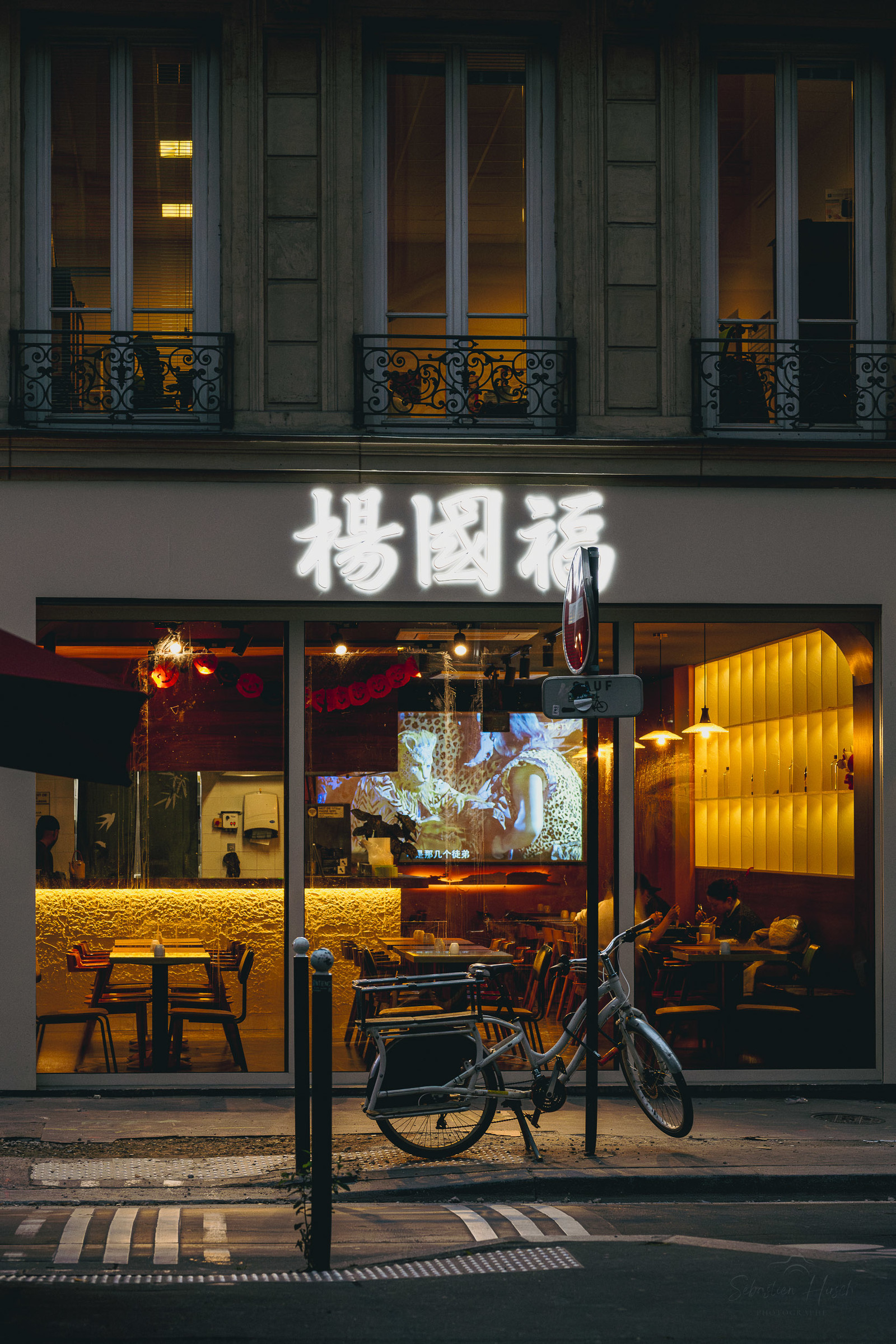 Des photographies en couleur, où les gens sont magnifiés par la lumière chaude du soleil
