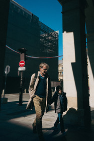 Des photographies en couleur, où les gens sont magnifiés par la lumière chaude du soleil