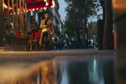 Des photographies en couleur, où les gens sont magnifiés par la lumière chaude du soleil