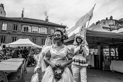 Des photographies en couleur, où les gens sont magnifiés par la lumière chaude du soleil