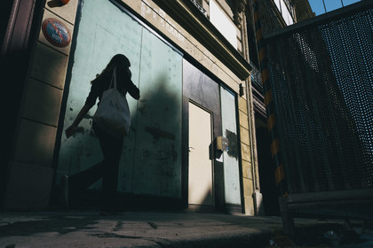 Des photographies en couleur, où les gens sont magnifiés par la lumière chaude du soleil