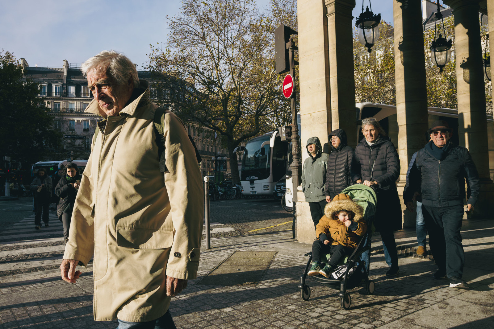 Des photographies en couleur,