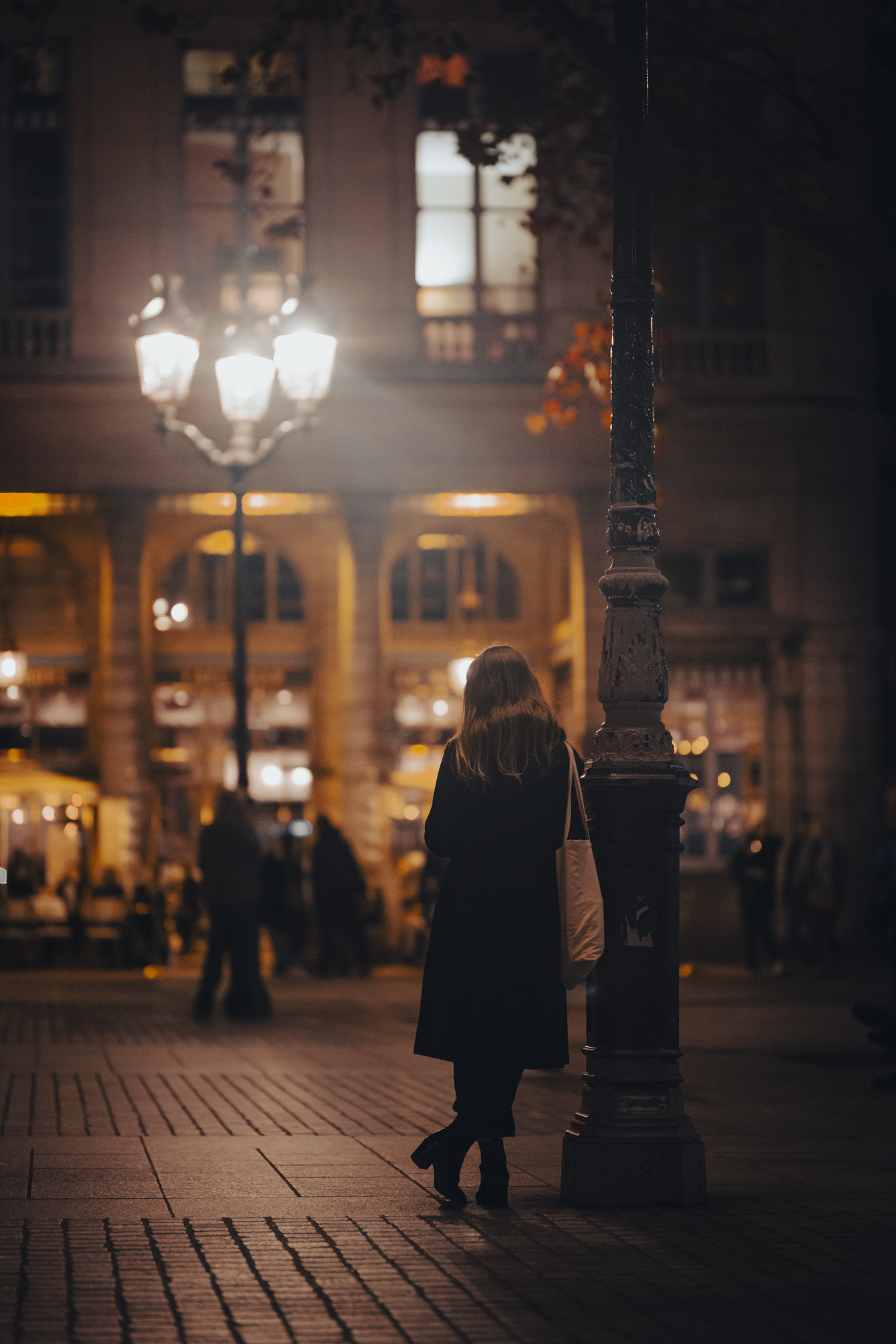 Des photographies de rue en couleur prises la nuit