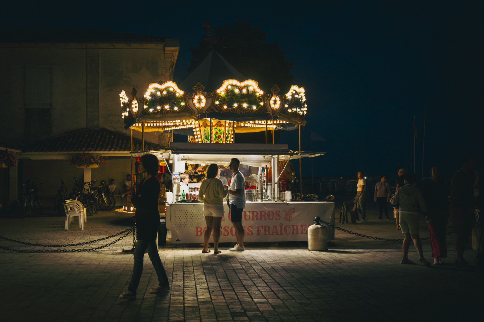 Des photographies de rue en couleur prises la nuit